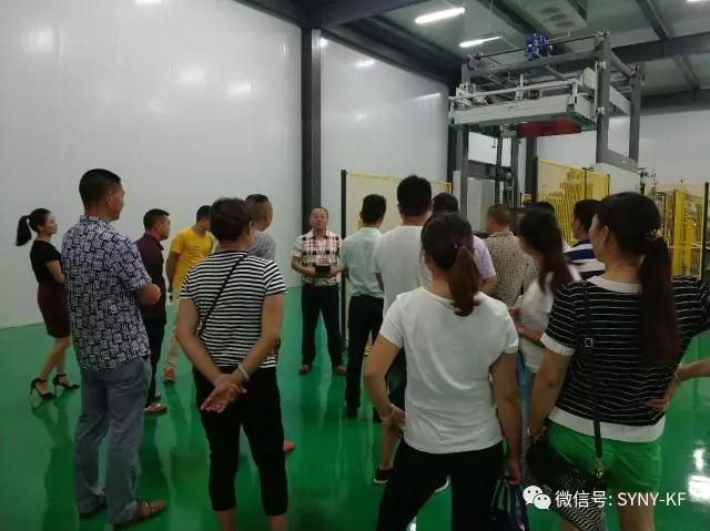参观猕猴桃基地